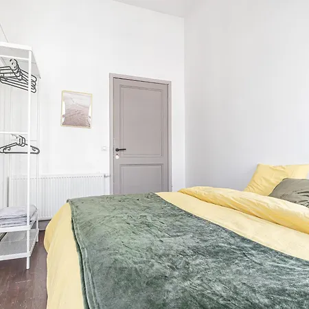Lovely With View At Vibrant Ghent, Breezy Balcony *